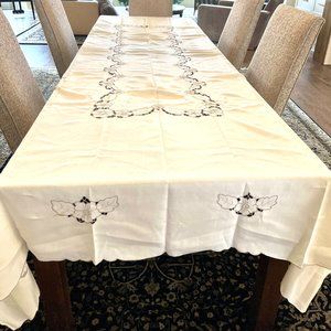 RARE FIND. Madeira Richelieu tablecloth w/6 matching napkins. 10.2'x5.7'